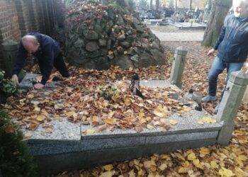 Porządkowanie grobów osób związanych ze szkołą