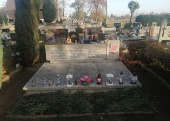 Porządkowanie grobów osób związanych ze szkołą