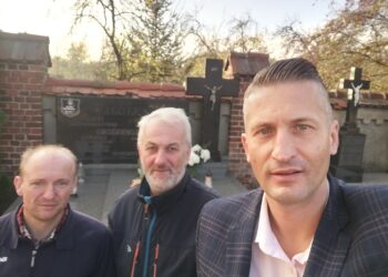 Porządkowanie grobów osób związanych ze szkołą