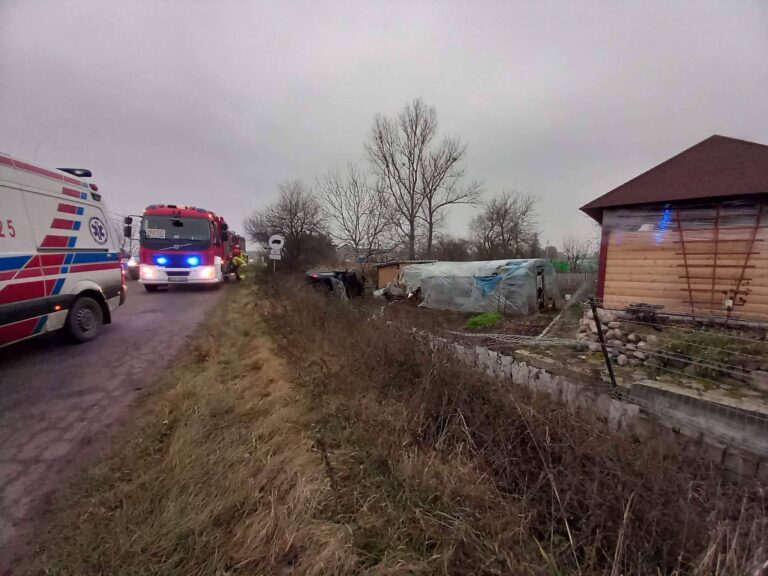 Osobówka wypadła z drogi