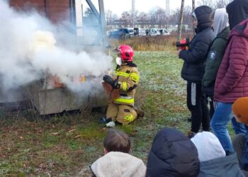 Licealiści na lekcji pożarnictwa