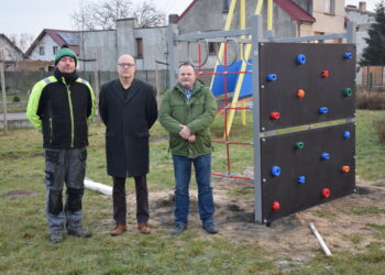 Nowe elementy na placu zabaw