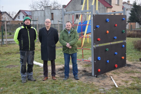 Nowe elementy na placu zabaw