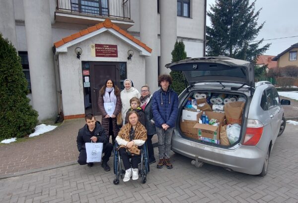 Nie zwalniają! Pomagają!