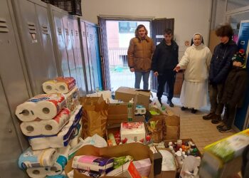 Nie zwalniają! Pomagają!