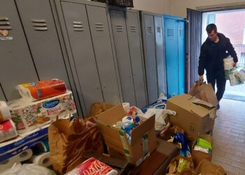 Nie zwalniają! Pomagają!