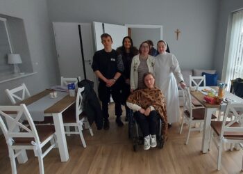 Nie zwalniają! Pomagają!