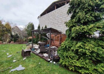 Wiatr uszkodził budynek gospodarczy