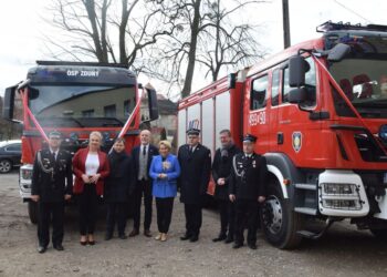 Oficjalne przekazanie pojazdów dla zdunowskich druhów
