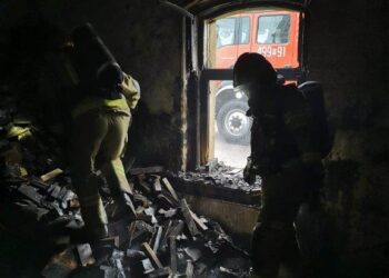 Ogień w budynku mieszkalnym