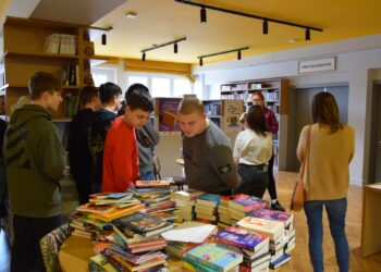 Młodzież z wizytą w bibliotece