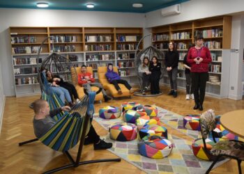 Młodzież z wizytą w bibliotece