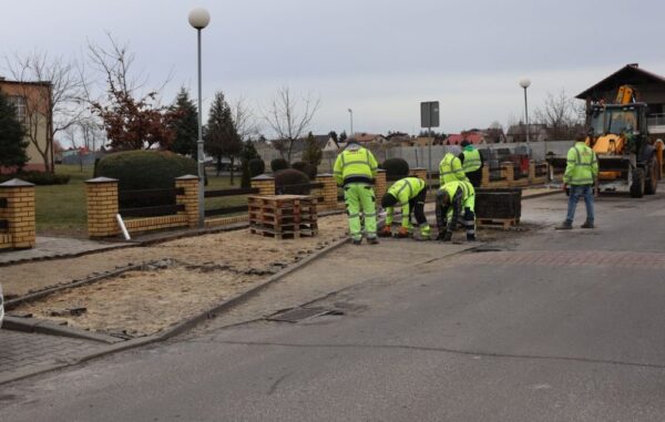 Nowe miejsca parkingowe przy szkole