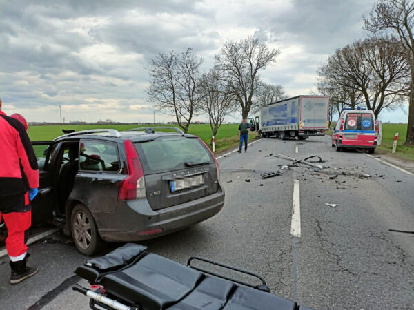 Zderzenie ciężarówki z osobówką