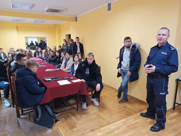 Młodzież odwiedziła policjantów