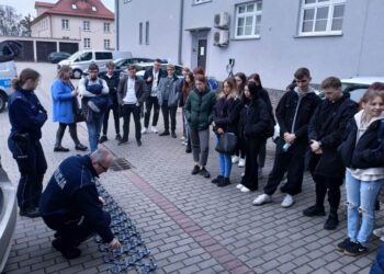 Młodzież odwiedziła policjantów