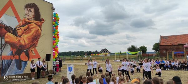 Piękny mural na szkole