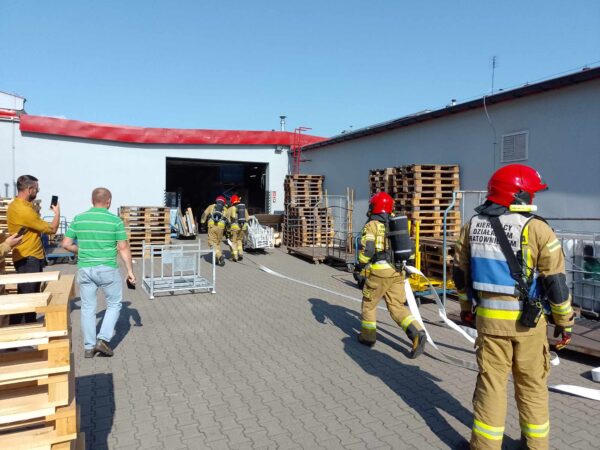 Strażacy ćwiczyli na terenie zakładu produkcyjnego