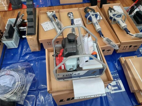 Nowy zestaw narzędzi dla strażaków