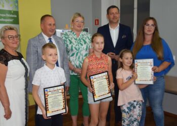 Nagrodzono laureatów konkursu o pszczołach