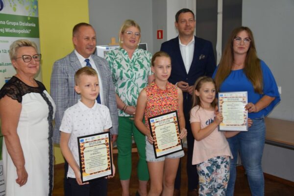 Nagrodzono laureatów konkursu o pszczołach