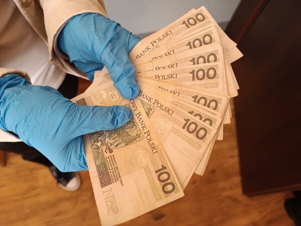 Płacili fałszywymi pieniędzmi