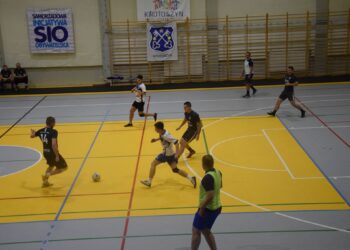 Samorządowcy, księża i mundurowi w sportowej rywalizacji