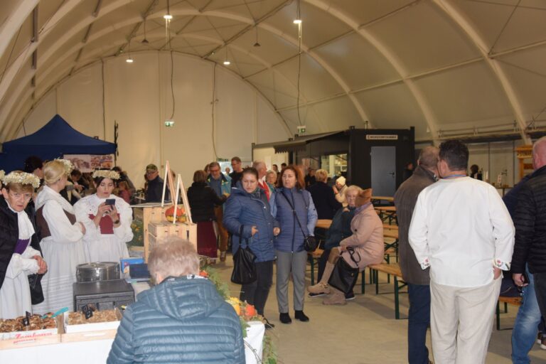 Biesiadowanie i wieczorne tańce