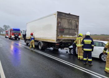 Kolizja osobówki z ciężarówką