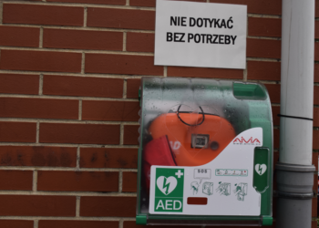 Defibrylator AED na budynku szkoły