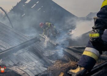 Pożar poddasza w budynku gospodarczym
