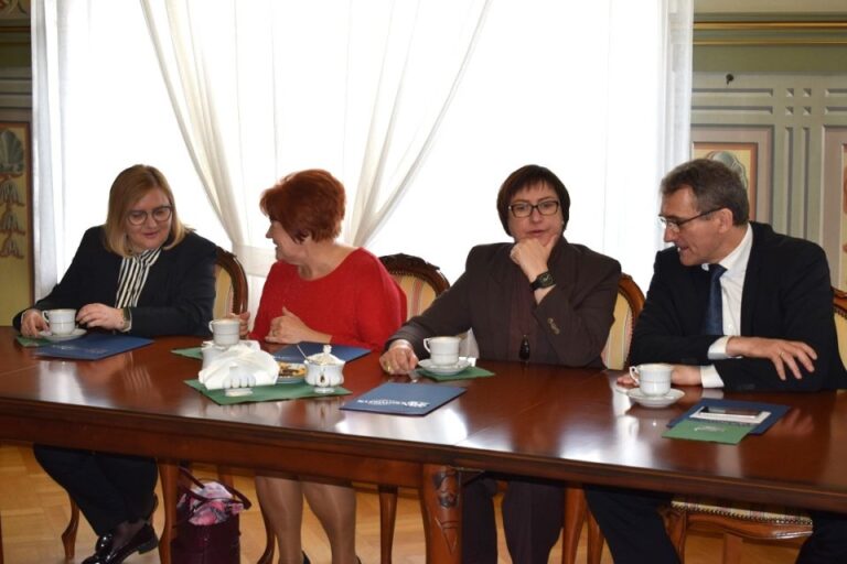 Radni otrzymali zaświadczenia