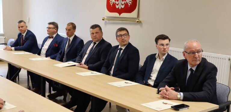 Otrzymali zaświadczenia