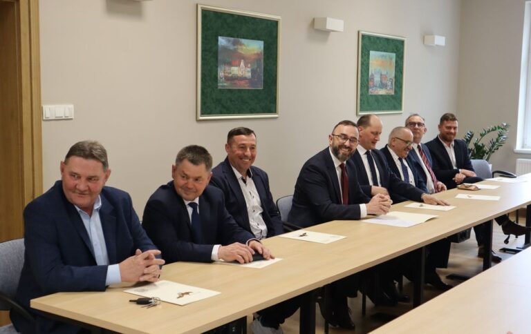 Otrzymali zaświadczenia