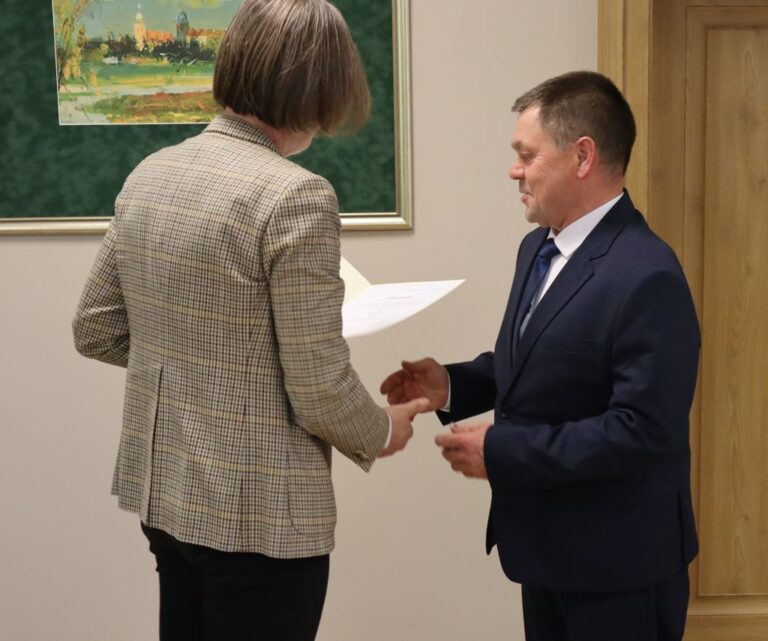 Otrzymali zaświadczenia