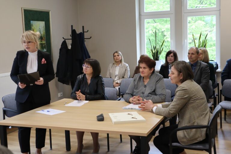 Otrzymali zaświadczenia