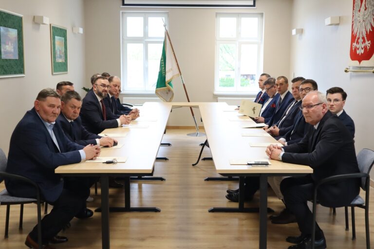 Otrzymali zaświadczenia