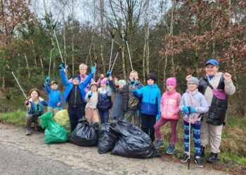 Społeczność szkolna sprzątała las