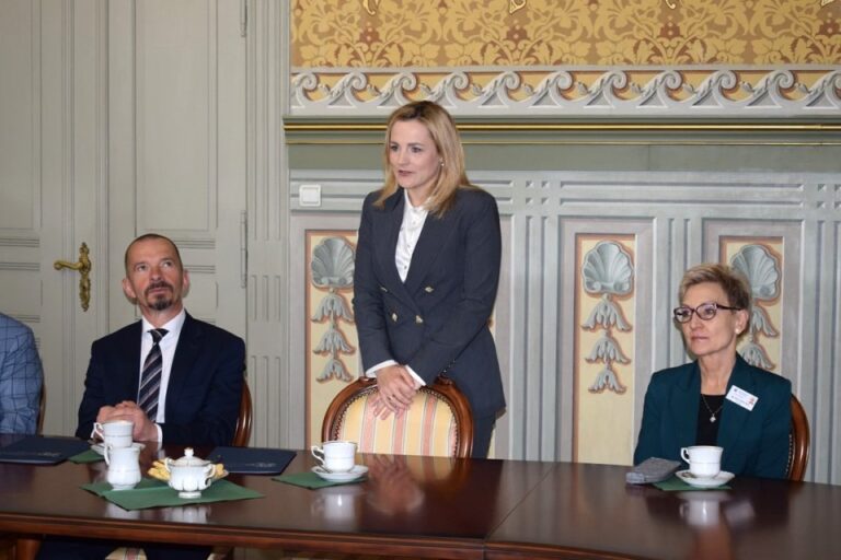 Radni otrzymali zaświadczenia