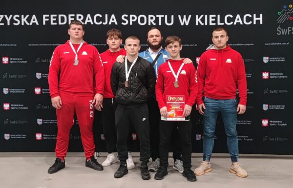 Cztery medale w trzech kolorach