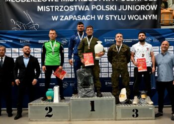 Cztery medale w trzech kolorach