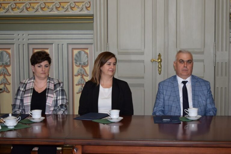 Radni otrzymali zaświadczenia