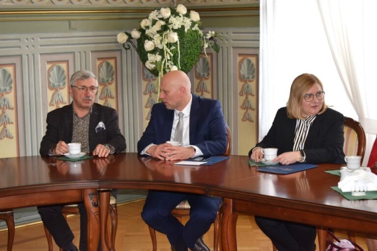 Radni otrzymali zaświadczenia