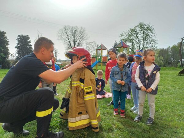 Strażacy z wizytą u przedszkolaków