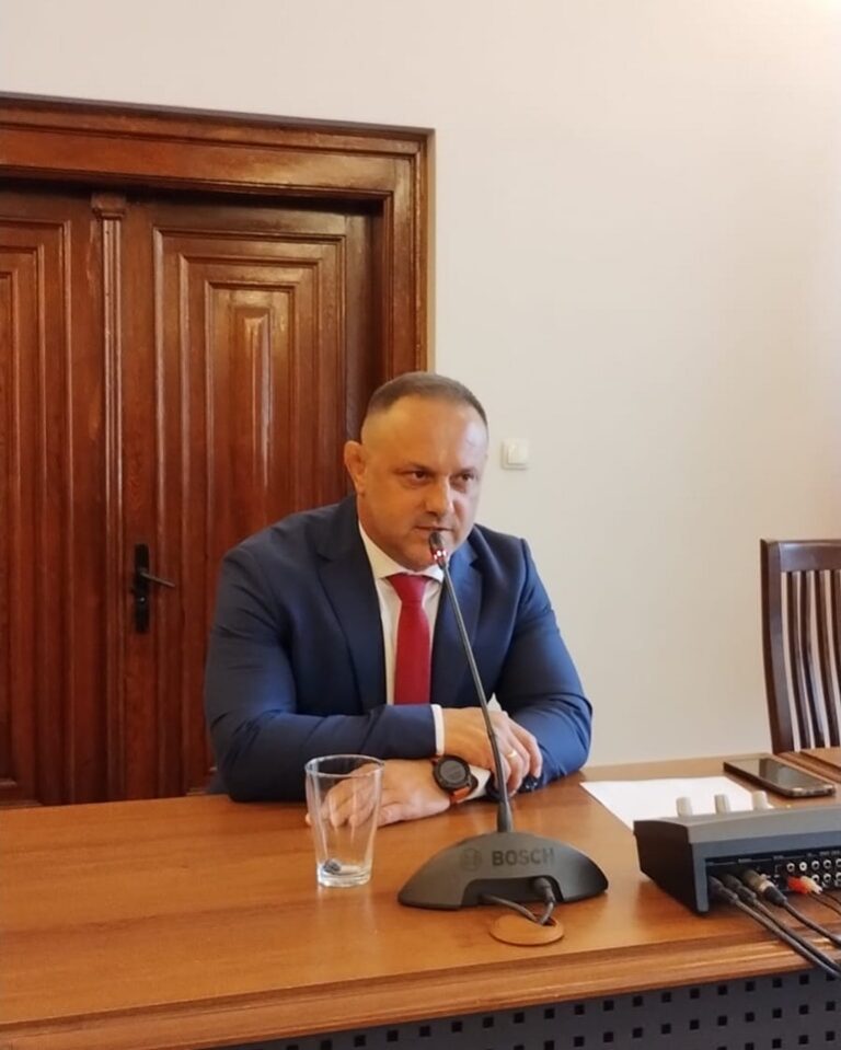 Jeśli będzie trzeba, uderzę w stół