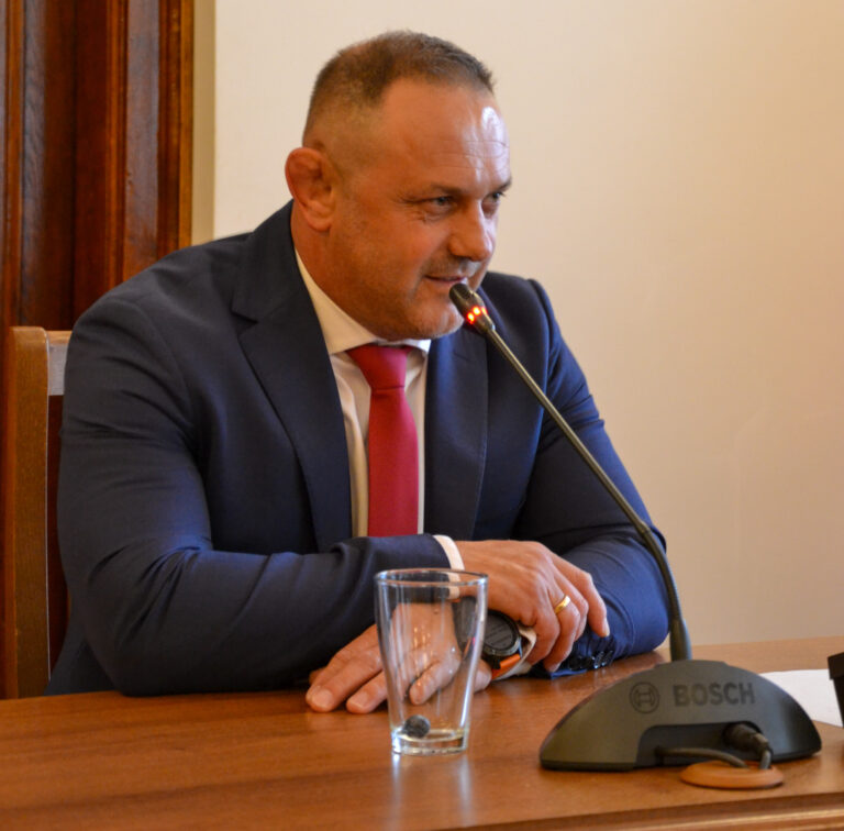 Jeśli będzie trzeba, uderzę w stół