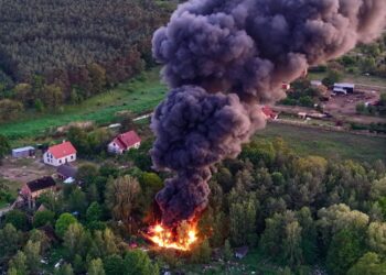 Ogromny pożar składowiska złomu