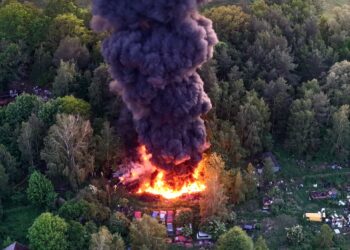 Ogromny pożar składowiska złomu