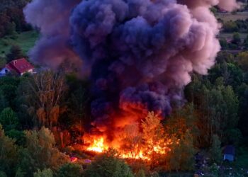 Ogromny pożar składowiska złomu