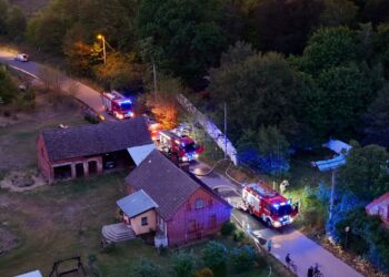 Ogromny pożar składowiska złomu